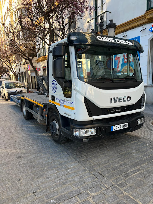 Camión de Cubas Carlos vacío estacionado en calle del centro